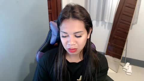 Snapshot of ur_cutiesthotasianxx chatting on January 10, 2025, 2:25 am Vee online show from January 10, 2025, 2:25 am