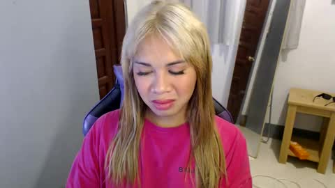 Snapshot of ur_cutiesthotasianxx chatting on January 19, 2025, 7:04 am Vee online show from January 19, 2025, 7:04 am