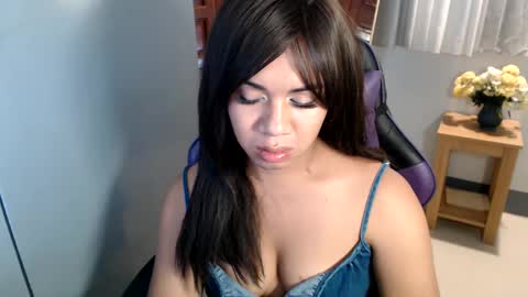 Snapshot of ur_cutiesthotasianxx chatting on February 15, 2025, 1:49 pm Vee online show from February 15, 2025, 1:49 pm