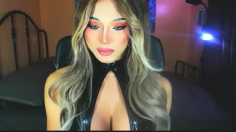 Snapshot of urgoddess_bella chatting on November 17, 2025, 11:49 am My bella 3 online show from November 17, 2025, 11:49 am