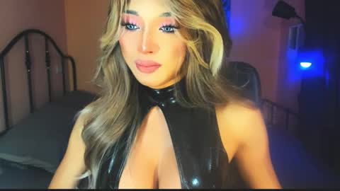 Snapshot of urgoddess_bella chatting on November 18, 2025, 5:34 am My bella 3 online show from November 18, 2025, 5:34 am