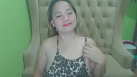 Snapshot of urhotmomzoey chatting on April 21, 2026, 6:23 pm urhotmomzoey online show from April 21, 2026, 6:23 pm