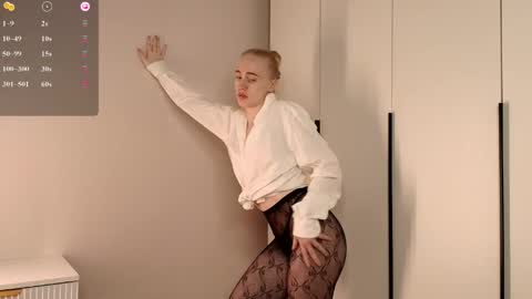 ElizabethLizy online show from April 25, 2026, 5:10 pm