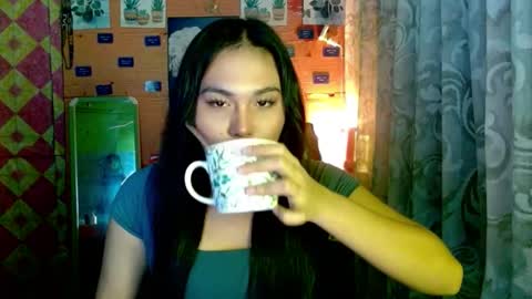 Snapshot of urunexpensivecamilla chatting on December 17, 2025, 1:06 pm YOURGIRLCAMILLA online show from December 17, 2025, 1:06 pm