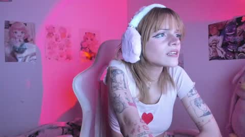 uryukim_ online show from December 3, 2024, 12:49 pm