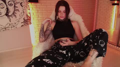 Snapshot of uwu_eva chatting on December 16, 2024, 11:39 pm Eva online show from December 16, 2024, 11:39 pm