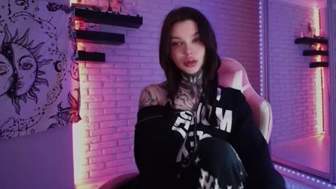 Snapshot of uwu_eva chatting on December 17, 2024, 9:50 am Eva online show from December 17, 2024, 9:50 am