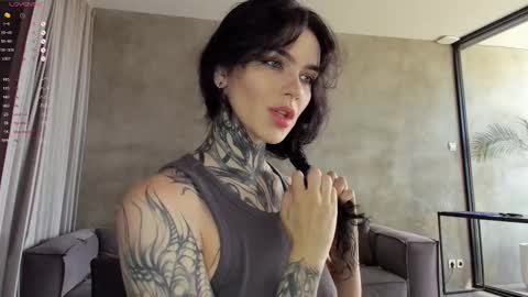 Snapshot of uwu_eva chatting on October 17, 2025, 7:44 am Eva online show from October 17, 2025, 7:44 am