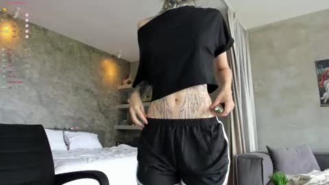 Snapshot of uwu_eva chatting on November 10, 2025, 4:55 am Eva online show from November 10, 2025, 4:55 am