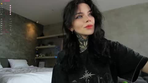 Snapshot of uwu_eva chatting on December 1, 2025, 6:07 am Eva online show from December 1, 2025, 6:07 am