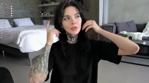 Snapshot of uwu_eva chatting on December 3, 2025, 6:32 am Eva online show from December 3, 2025, 6:32 am