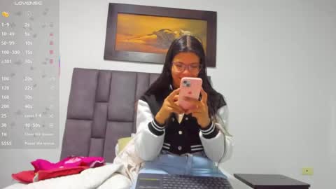 Snapshot of vahiolet_smith chatting on June 28, 2026, 12:11 pm Vahiolet smith online show from June 28, 2026, 12:11 pm