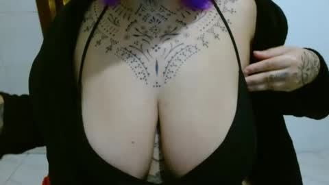 Snapshot of vaholiver chatting on November 5, 2025, 3:17 am Vah Oliver online show from November 5, 2025, 3:17 am