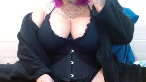 Snapshot of vaholiver chatting on December 2, 2025, 12:43 pm Vah Oliver online show from December 2, 2025, 12:43 pm