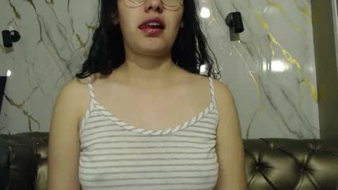 Snapshot of vainilla_cam chatting on September 9, 2025, 2:11 am Vainilla online show from September 9, 2025, 2:11 am