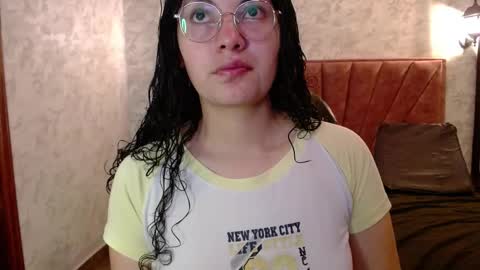 Snapshot of vainilla_cam chatting on November 5, 2025, 1:49 am Vainilla online show from November 5, 2025, 1:49 am