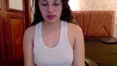 Snapshot of vainilla_cam chatting on November 8, 2025, 1:50 am Vainilla online show from November 8, 2025, 1:50 am