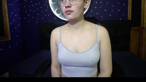 Snapshot of vainilla_cam chatting on December 15, 2025, 2:27 am Vainilla online show from December 15, 2025, 2:27 am