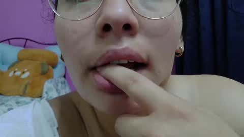 Snapshot of vainilla_cam chatting on June 11, 2026, 2:53 am Vainilla online show from June 11, 2026, 2:53 am