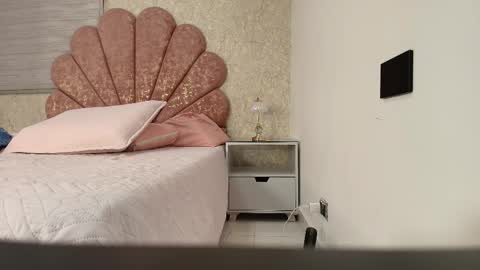 Vaiolet colls online show from February 1, 2026, 12:26 pm