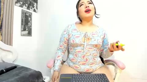 vaiolet_sexycurvy_ online show from July 12, 2026, 9:55 am