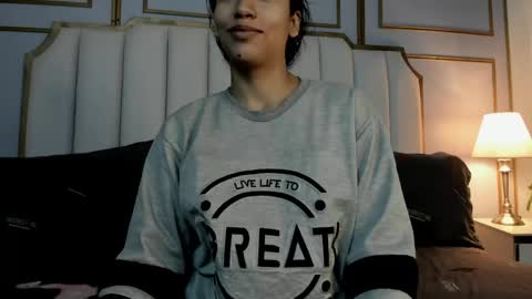 Snapshot of vaiolethsan chatting on June 4, 2026, 12:44 pm Vaioleth online show from June 4, 2026, 12:44 pm