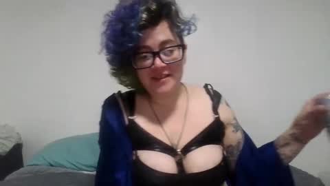 valarieak online show from October 3, 2025, 8:33 am