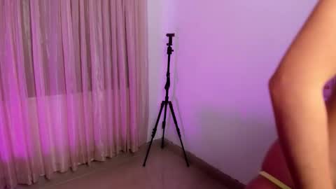 Snapshot of vale_kross chatting on December 5, 2025, 3:30 pm HI IM NEW online show from December 5, 2025, 3:30 pm