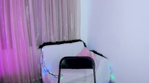 Snapshot of vale_kross chatting on December 17, 2025, 6:14 pm HI IM NEW online show from December 17, 2025, 6:14 pm