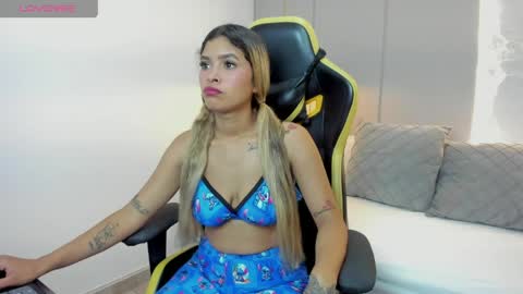 Snapshot of valen_martinez_ chatting on April 8, 2026, 12:27 pm V A L E N online show from April 8, 2026, 12:27 pm