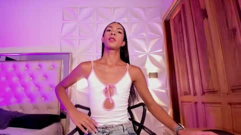 valentinaliux_ online show from May 16, 2026, 11:42 am