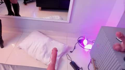 Mia  online show from October 31, 2025, 10:22 pm