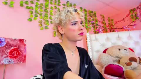 Snapshot of valentinee_xo chatting on July 4, 2026, 12:11 pm valentinee_xo online show from July 4, 2026, 12:11 pm