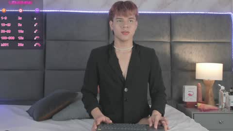 Snapshot of valentino_moon chatting on December 17, 2024, 2:44 am valentino moon online show from December 17, 2024, 2:44 am