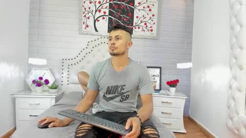 Snapshot of valentinos_ chatting on November 7, 2025, 8:09 pm Valentinos online show from November 7, 2025, 8:09 pm