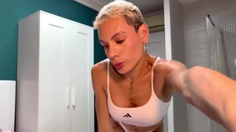 Snapshot of valeria_thonson chatting on November 6, 2025, 9:54 am valeria_thonson online show from November 6, 2025, 9:54 am