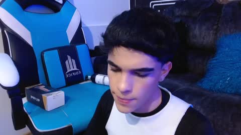 Snapshot of valery_hil chatting on January 4, 2025, 7:34 pm Thomy online show from January 4, 2025, 7:34 pm