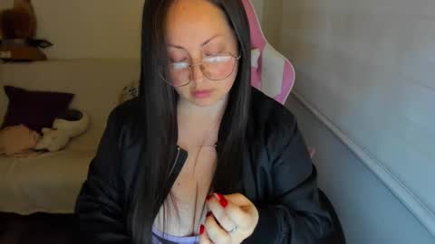 Snapshot of valeryvass_07 chatting on September 16, 2025, 12:33 am My name is Valery... Nice to meet you  thumb up me please its important online show from September 16, 2025, 12:33 am