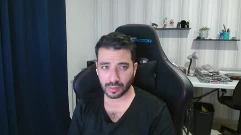 Snapshot of vallartamexi chatting on November 16, 2025, 10:37 pm Roberto Carlos online show from November 16, 2025, 10:37 pm