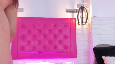 Snapshot of valloletsamar chatting on January 31, 2025, 2:39 pm Vallolet Peach  online show from January 31, 2025, 2:39 pm