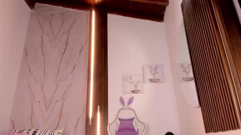 Vallolet Peach  online show from November 20, 2025, 11:43 am