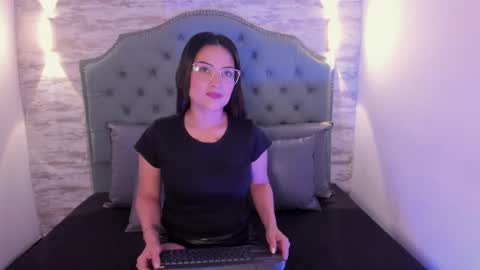 vanessamirren online show from October 9, 2025, 2:15 pm