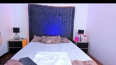 Snapshot of vanessaparis_ chatting on November 15, 2025, 9:32 pm Vanessa Sexy Paris online show from November 15, 2025, 9:32 pm