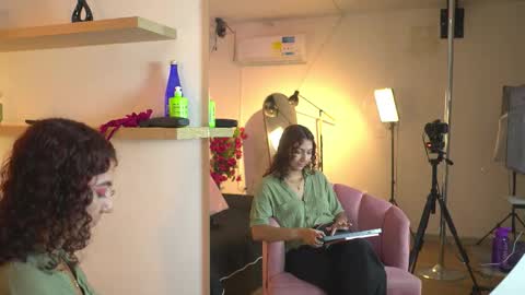 vanilla_hot_ online show from November 14, 2025, 1:54 pm