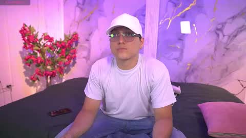 vanilla_hot_ online show from December 15, 2025, 7:29 pm