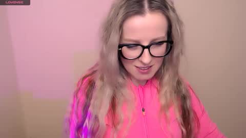 Mia online show from March 17, 2026, 6:33 pm