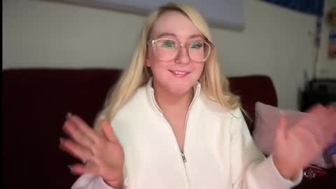 Snapshot of vanillapuddingpie chatting on March 10, 2025, 12:40 am vanillapuddingpie online show from March 10, 2025, 12:40 am