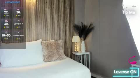 V A N N E S A   online show from November 18, 2025, 11:36 am