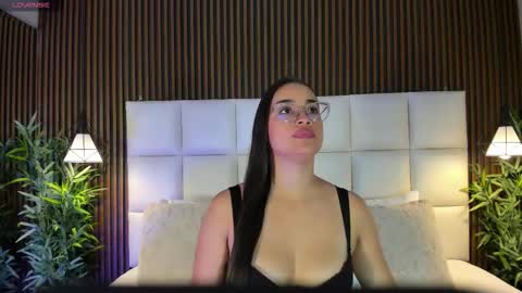 V A N N E S A   online show from November 27, 2025, 11:34 am