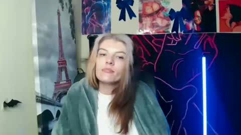 Vanessa online show from May 17, 2026, 4:54 am